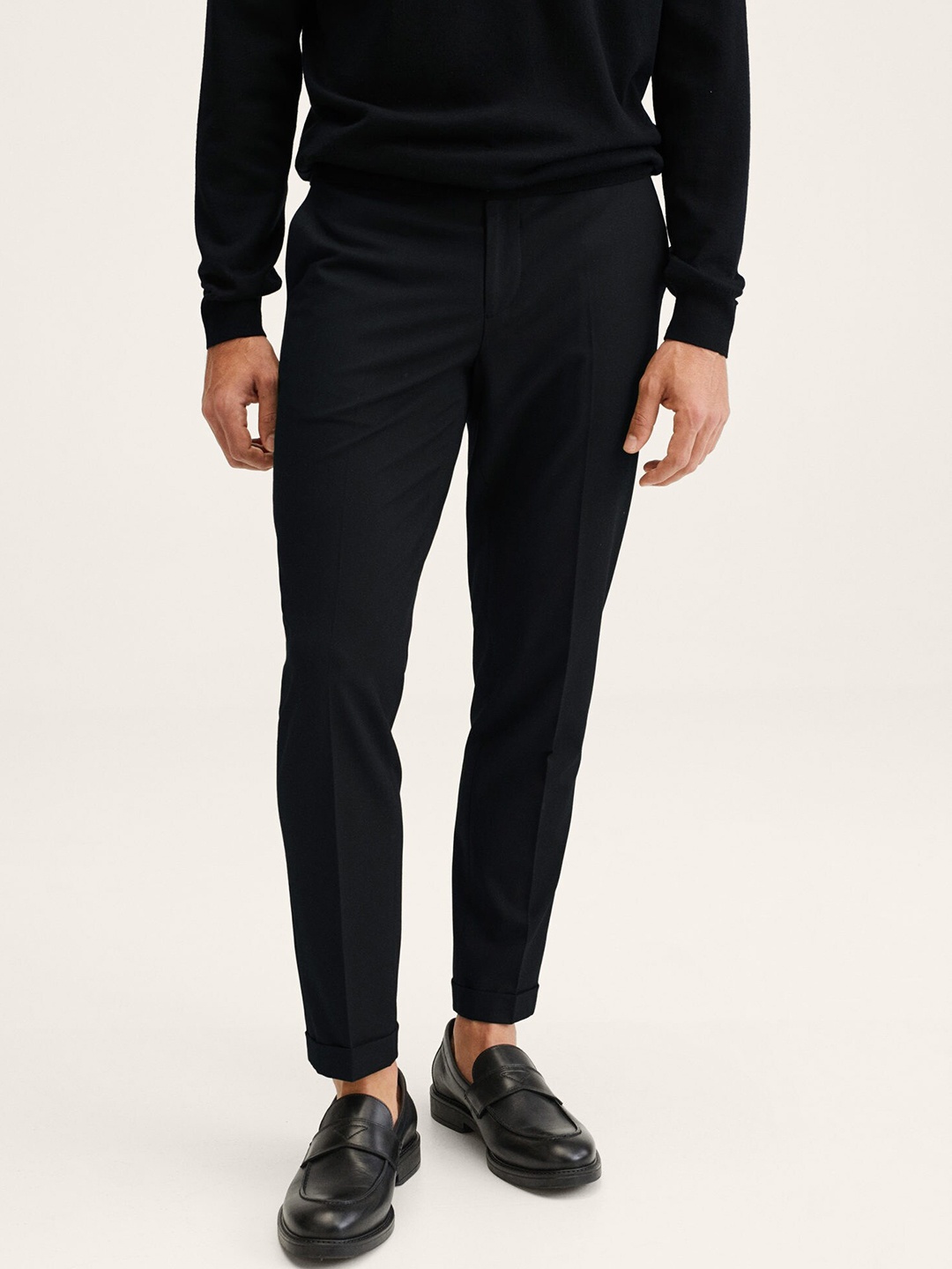 

MANGO MAN Black Solid Slim Fit Trousers