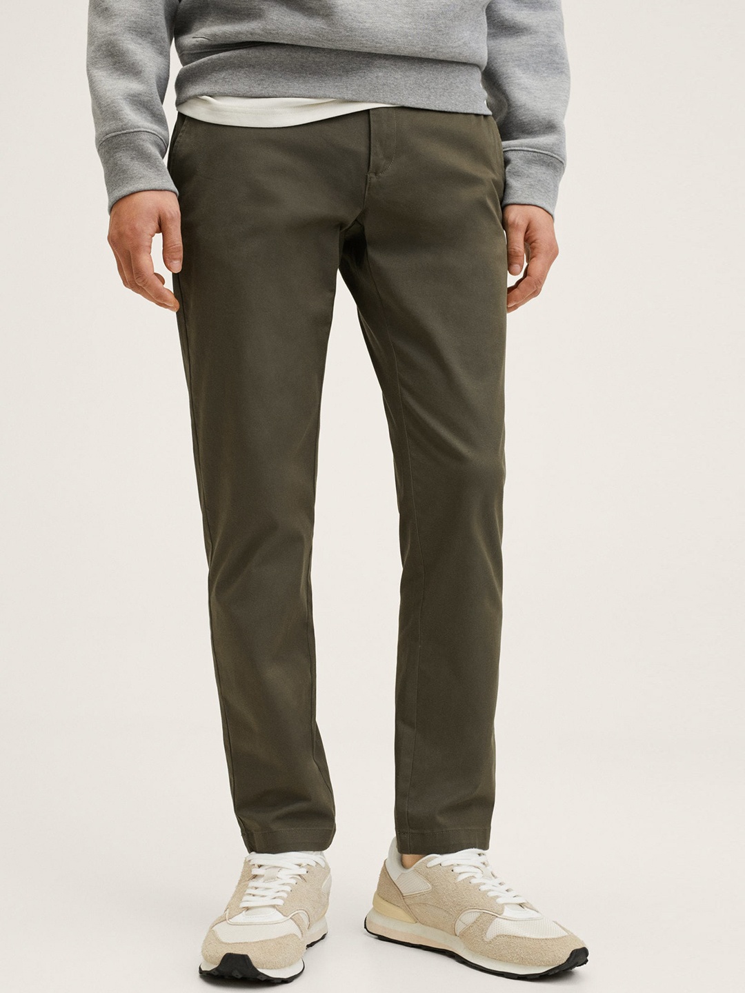 

MANGO MAN Olive Green Tapered Fit Solid Trousers