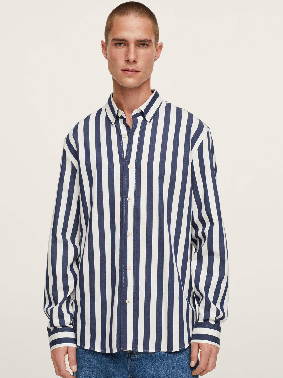 

MANGO MAN Navy Blue & White Pure Cotton Regular Fit Striped Casual Shirt