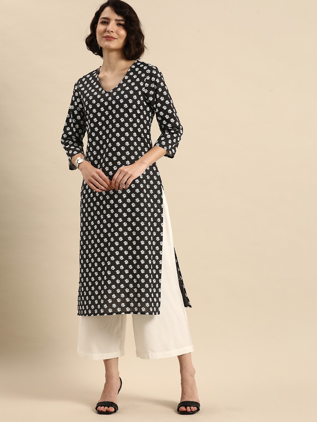 

Anouk Women Black & White Floral Printed Floral Kurta