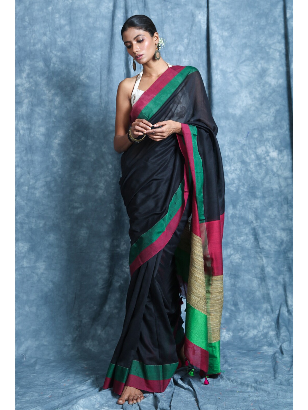 

Charukriti Black & Green Dual Border Solid Handloom Saree
