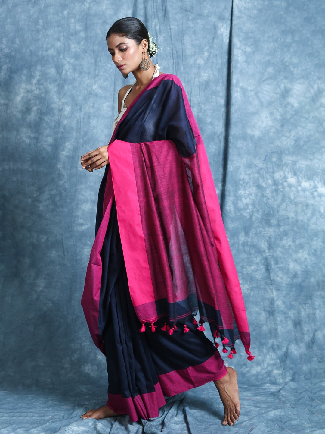 

Charukriti Blue & Magenta Solid Cotton Blend Handloom Saree