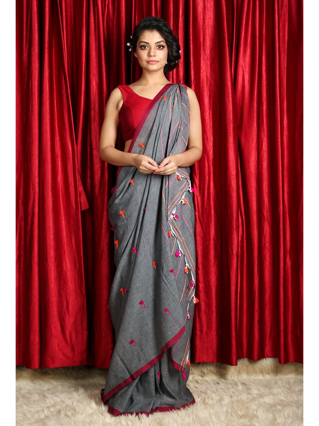 

Charukriti Grey & Red Cotton Thread Butta Saree