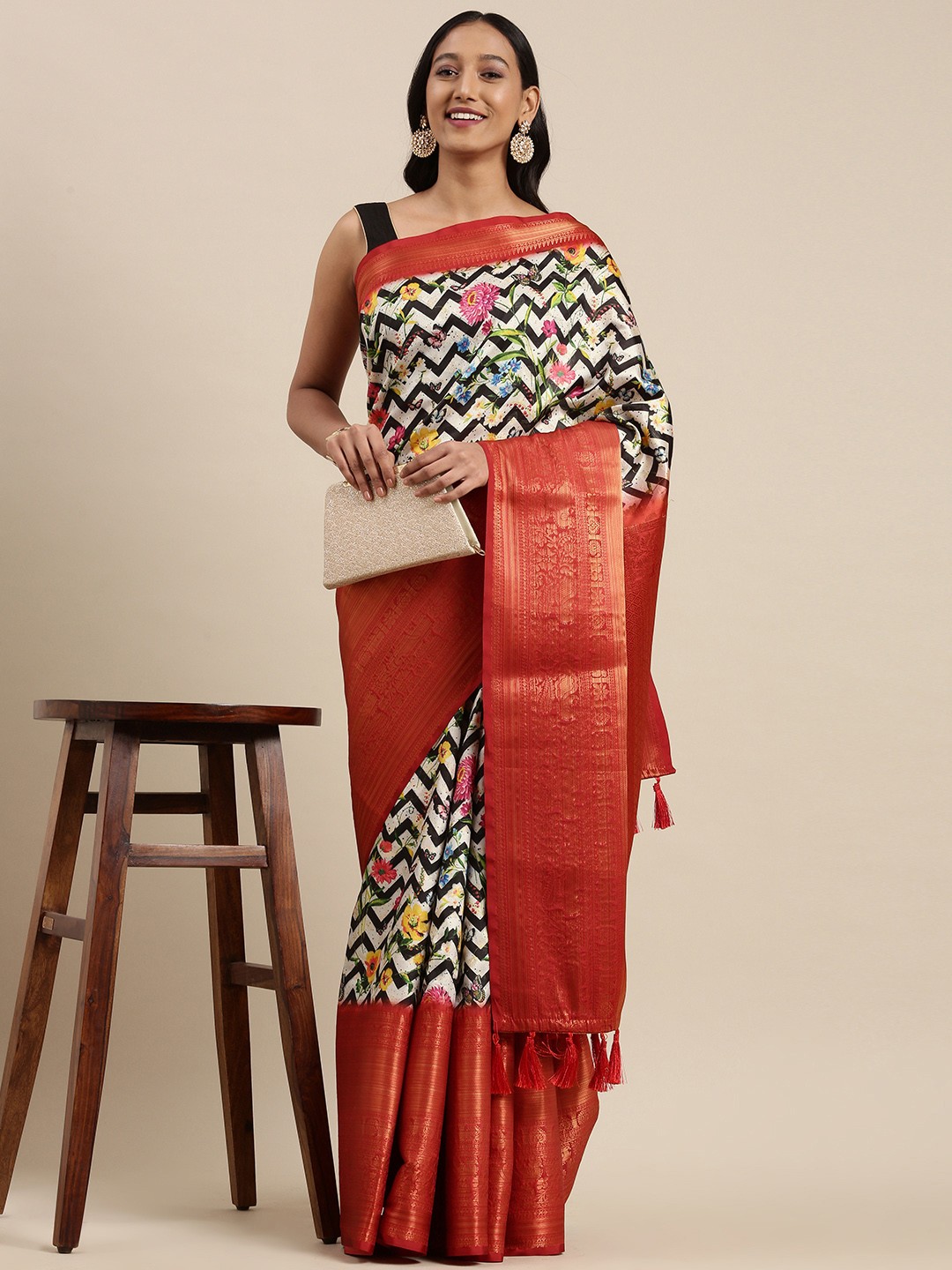 

VASTRANAND Off White & Black Geometric Print Banarasi Saree
