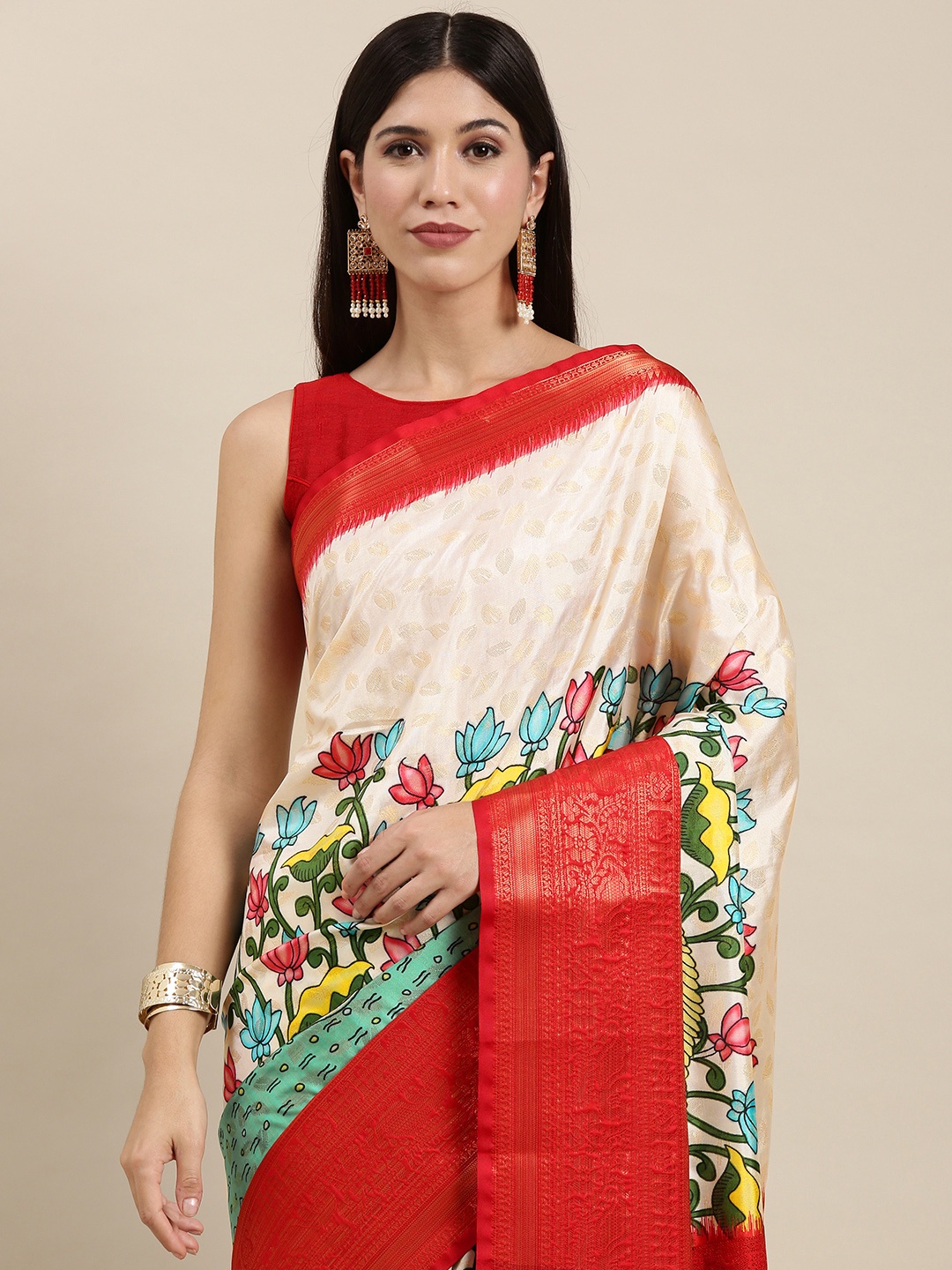 

VASTRANAND Off White & Red Kalamkari Print Zari Silk Blend Saree
