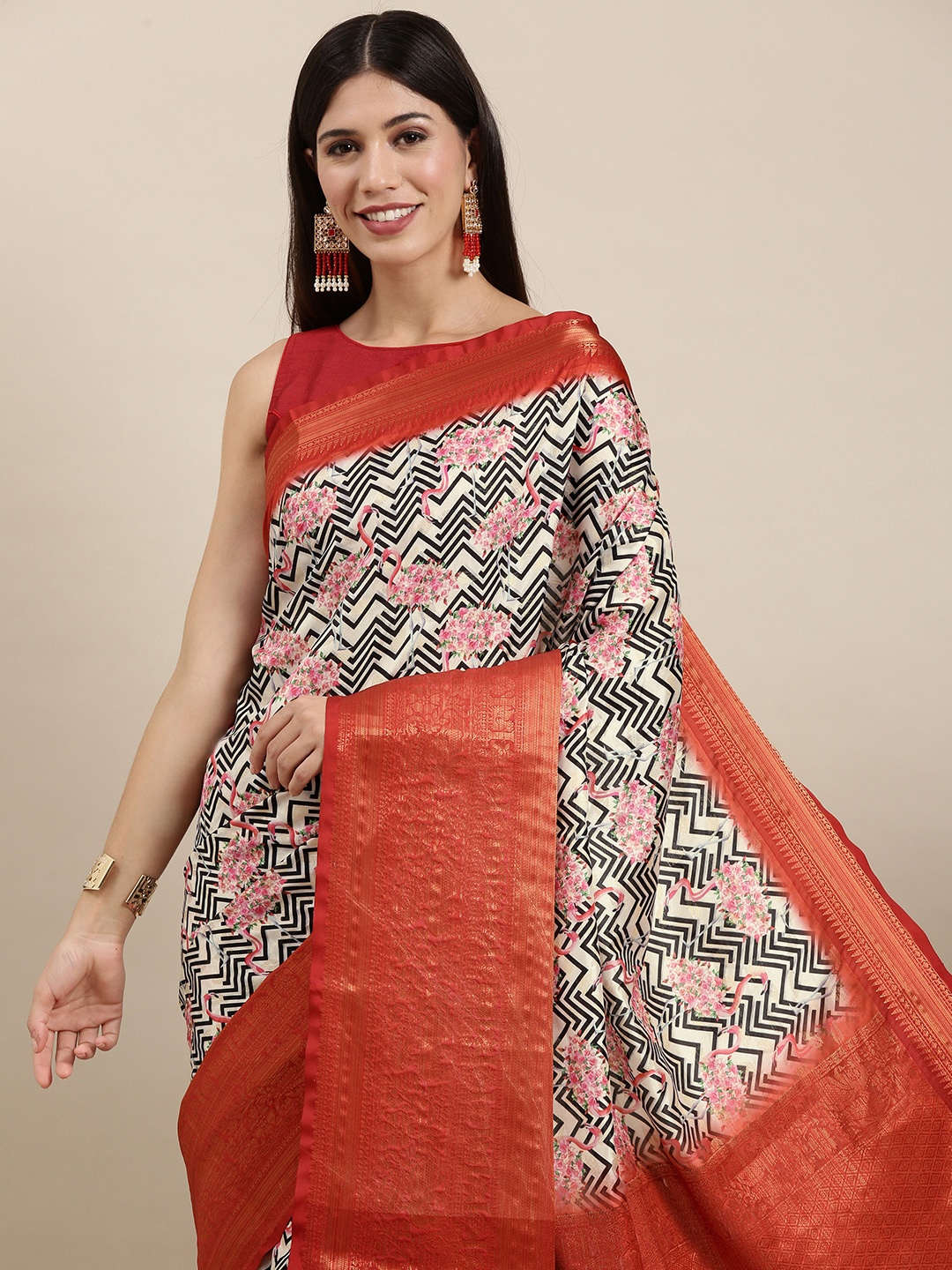 

VASTRANAND Off White & Black Floral Print Banarasi Saree