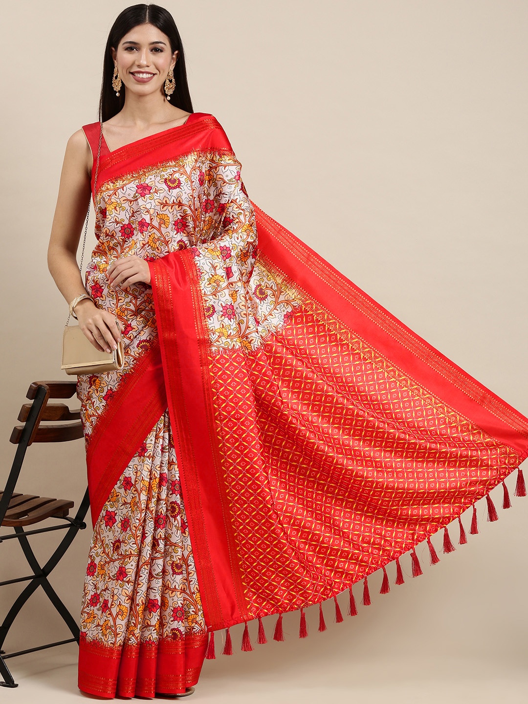 

VASTRANAND Off White & Red Floral Kalamkari Print Saree