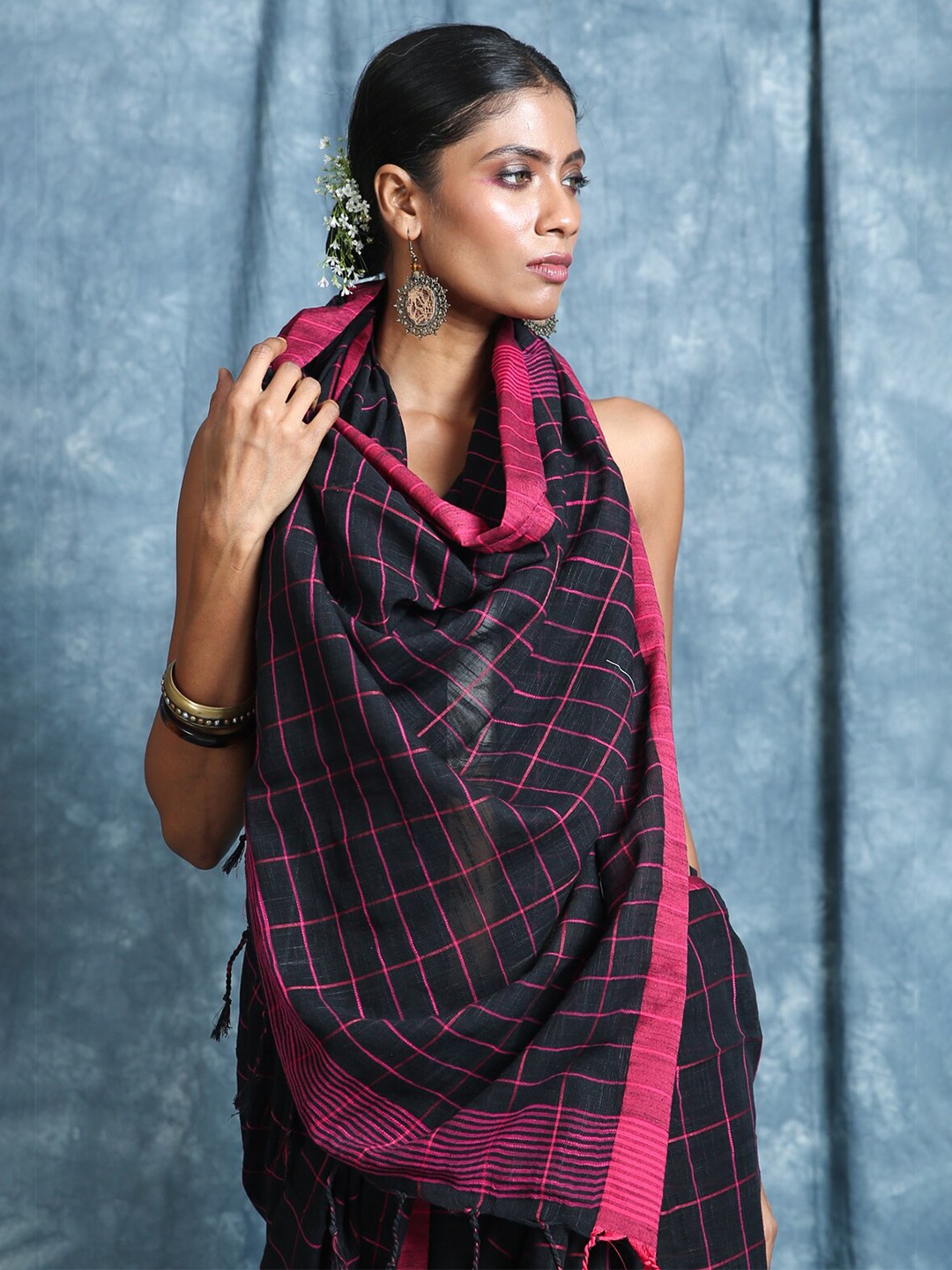 

Charukriti Black & Pink Checked Cotton Blend Handloom Saree