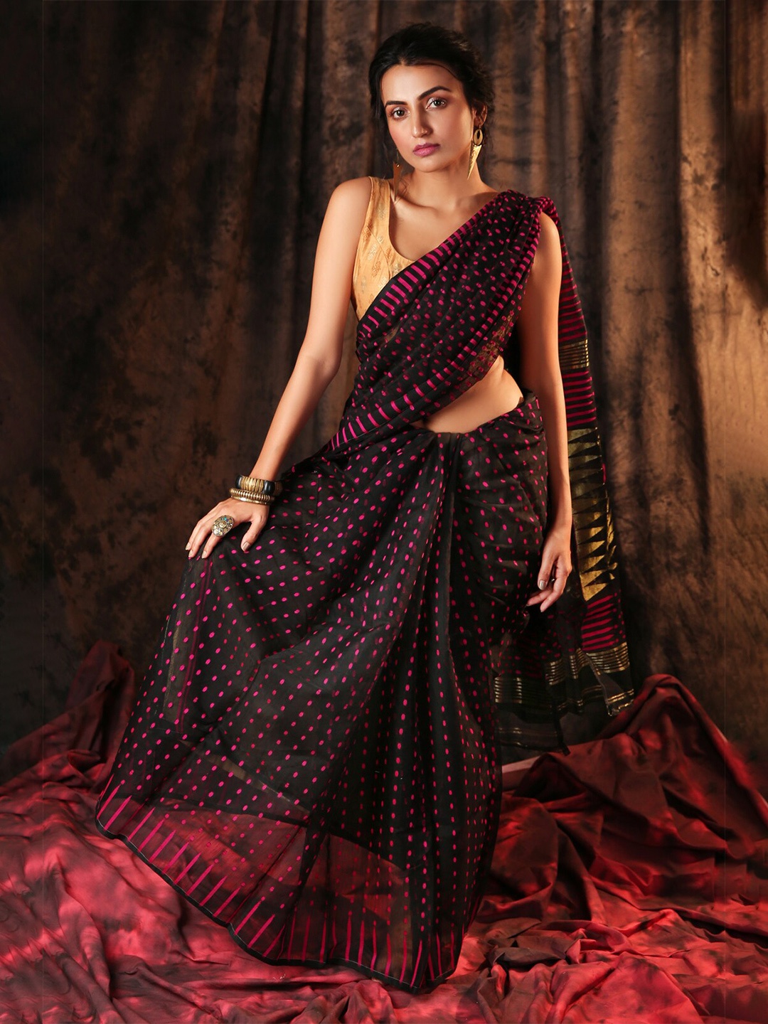 

Charukriti Black & Pink Abstract Printed Jamdani Saree