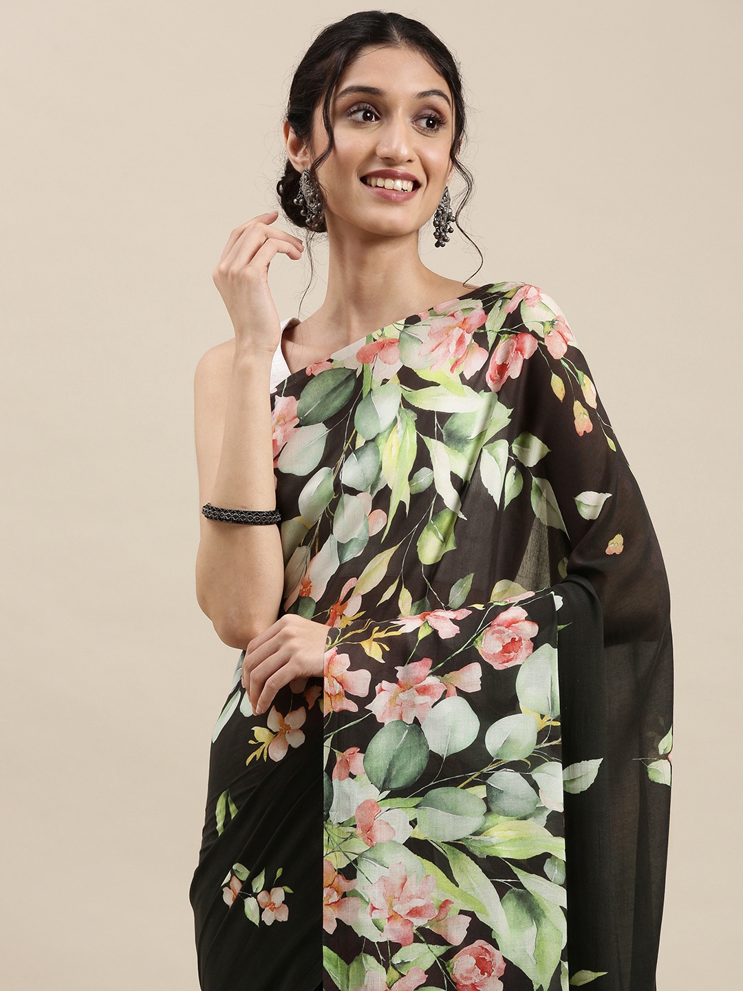 

navyasa Black & Green Floral Printed Saree