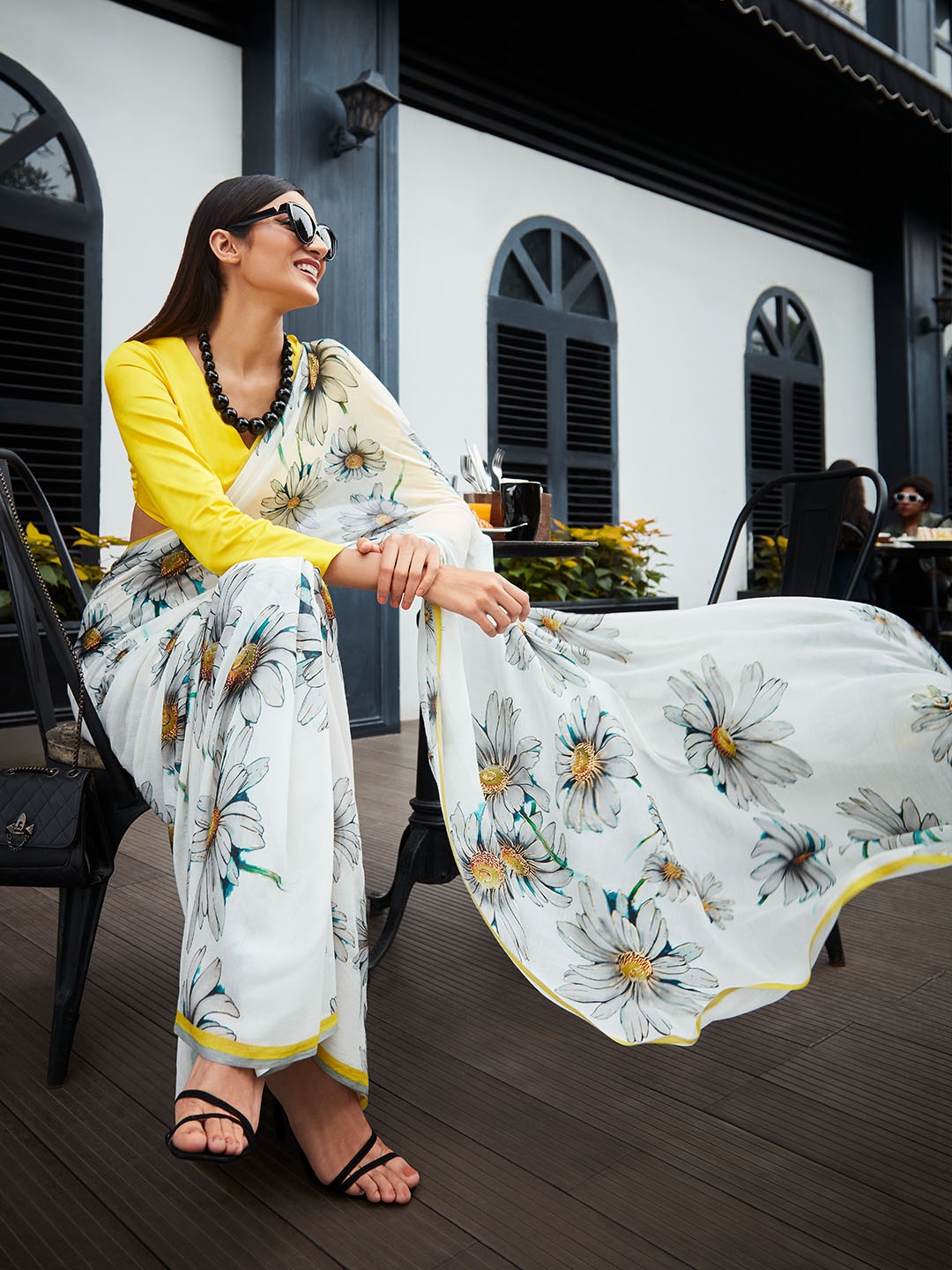 

navyasa Black & Off White Floral Printed Saree