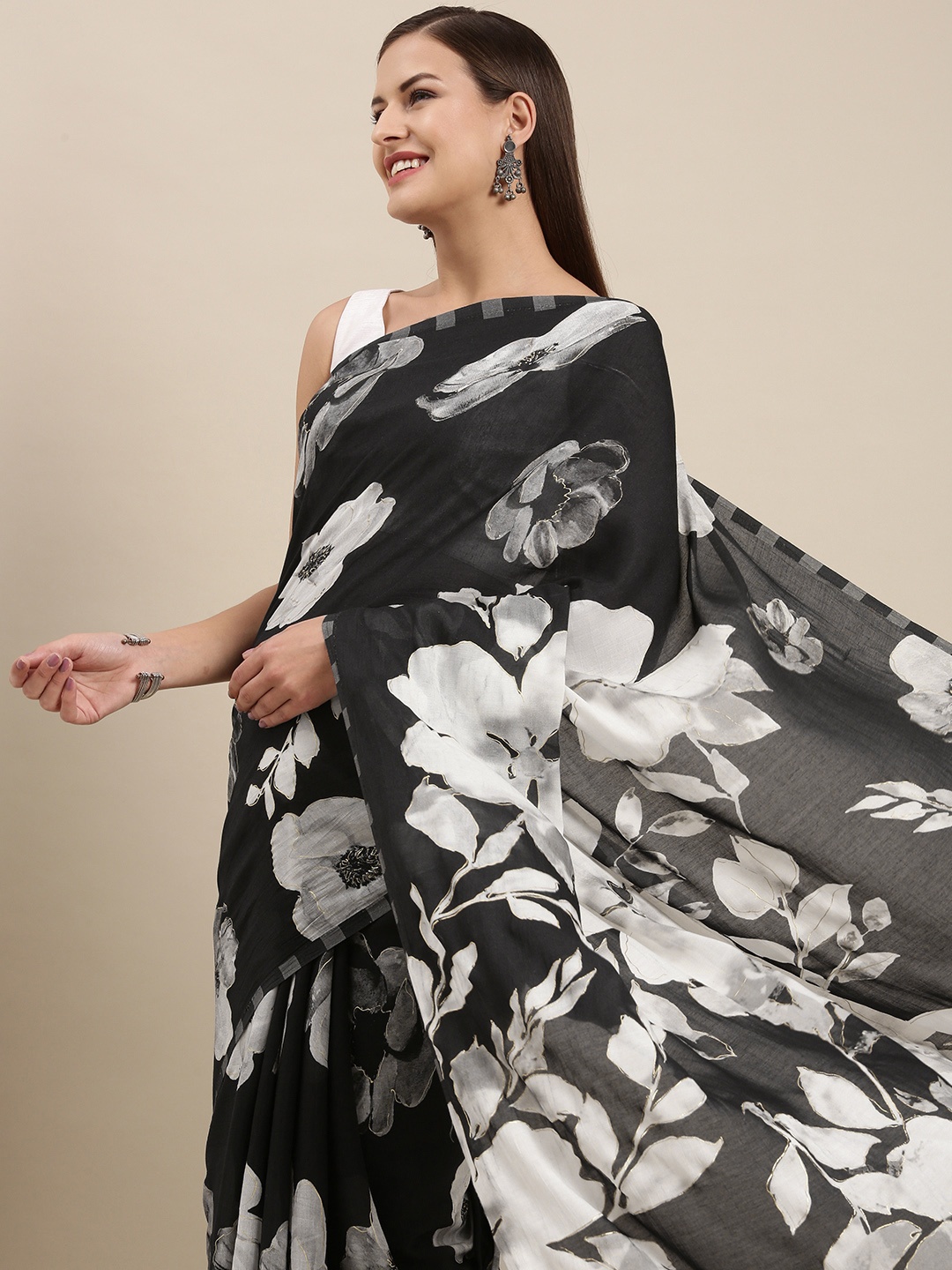 

navyasa Black & White Floral Liva Georgette Saree