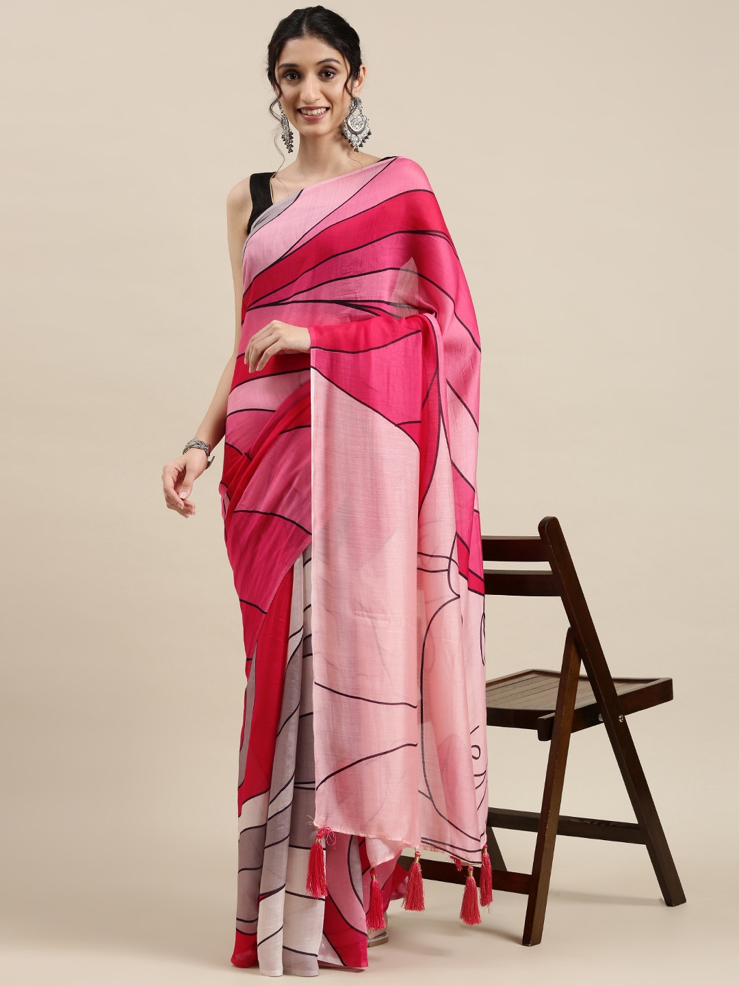 

navyasa Pink & Black Abstract Printed Saree