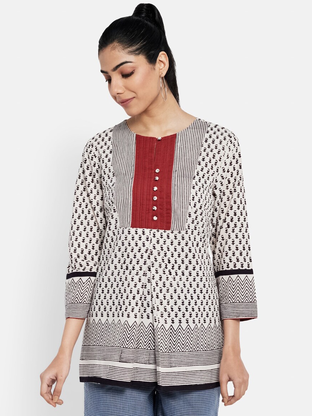 

Fabindia Women White Geometric Printed Thread Work Kurta