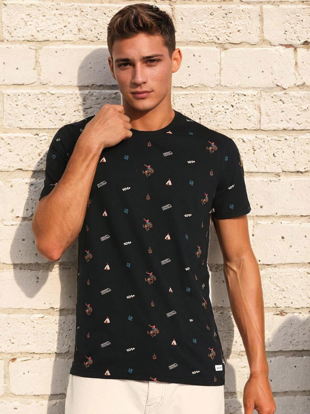 

Lee Men Black Printed Slim Fit T-shirt