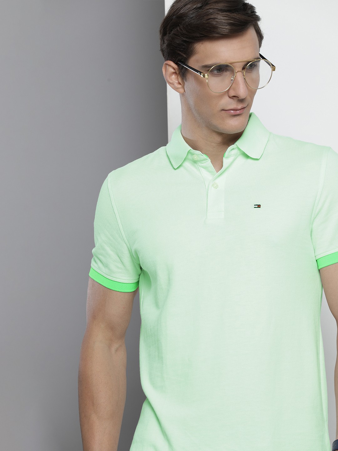 

Tommy Hilfiger Men Green Solid Polo Collar T-shirt