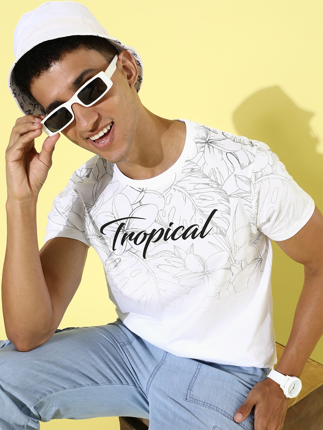 

Moda Rapido Men White Printed Live In Laundered Tshirt