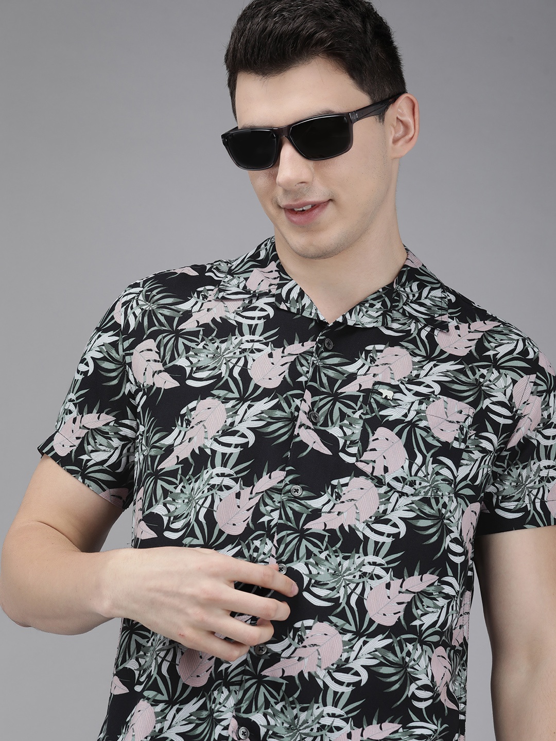 

THE BEAR HOUSE Men Black & Green Slim Fit Tropical Printed Casual Shirt