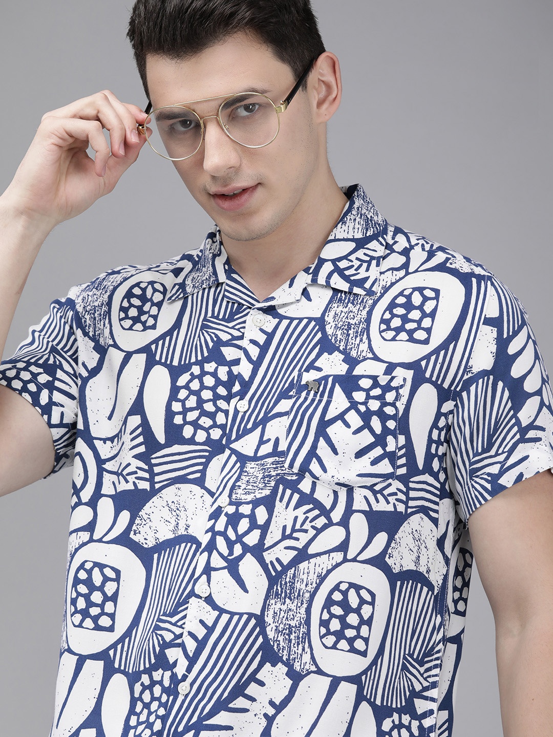 

THE BEAR HOUSE Men White & Navy Blue Slim Fit Tropical Printed Casual Shirt