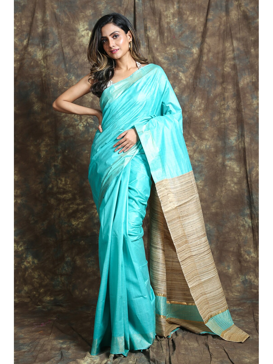 

Charukriti Blue & Beige Solid Pure Silk Handloom Saree