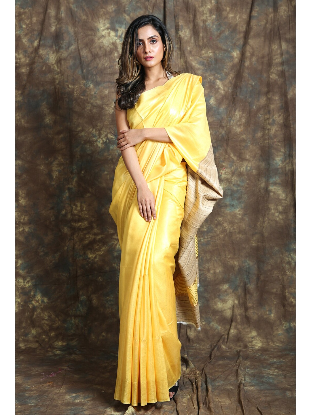 

Charukriti Yellow & Beige Solid Pure Silk Saree
