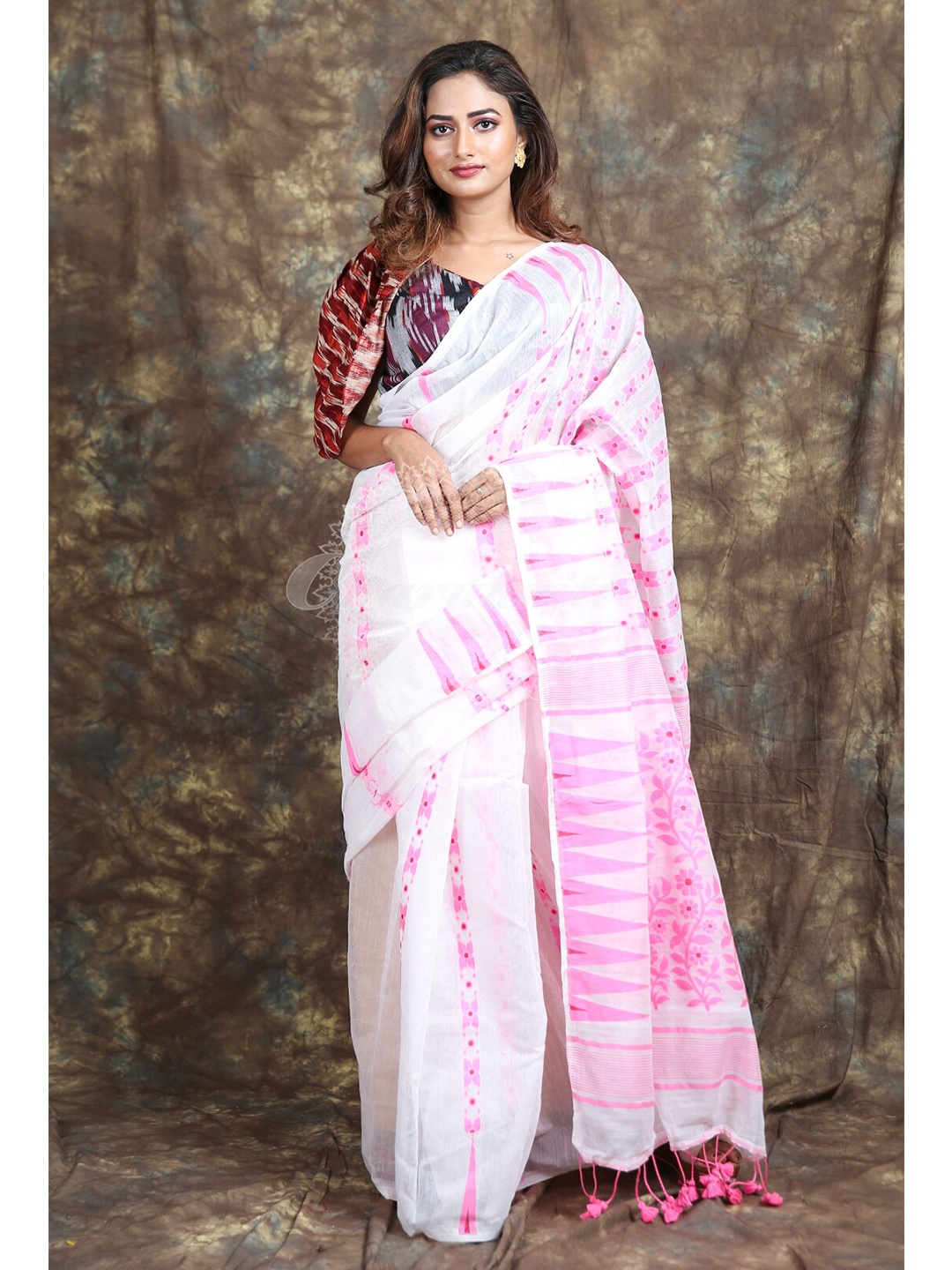 

Charukriti White & Pink Woven Design Silk Cotton Jamdani Saree