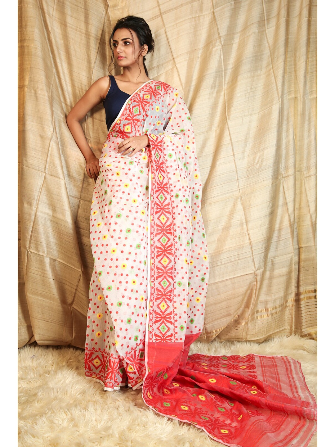 

Charukriti White & Red Printed Silk Cotton Jamdani Saree