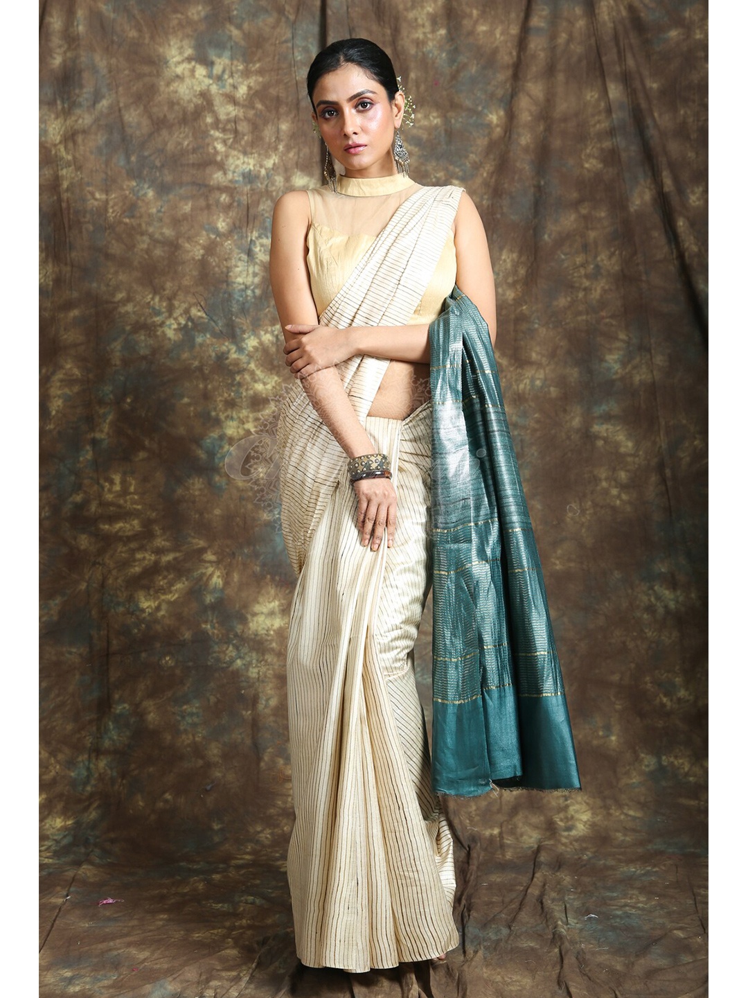 

Charukriti Beige & Teal Gold-Toned Woven Design Pure Cotton Saree