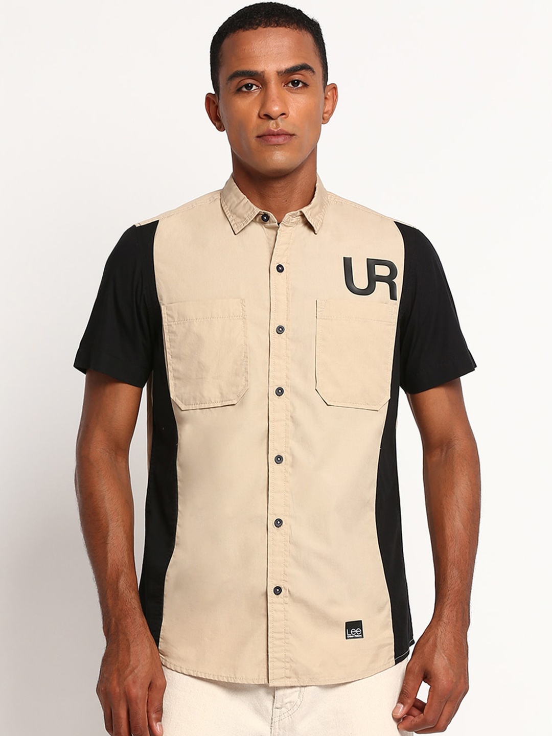 

Lee Men Beige & Black Classic Slim Fit Colourblocked Cotton Casual Shirt