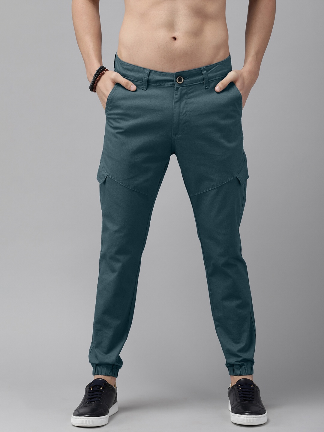 

The Roadster Lifestyle Co Men Dark Green Solid Mid-Rise Regular Fit Joggers Trousers