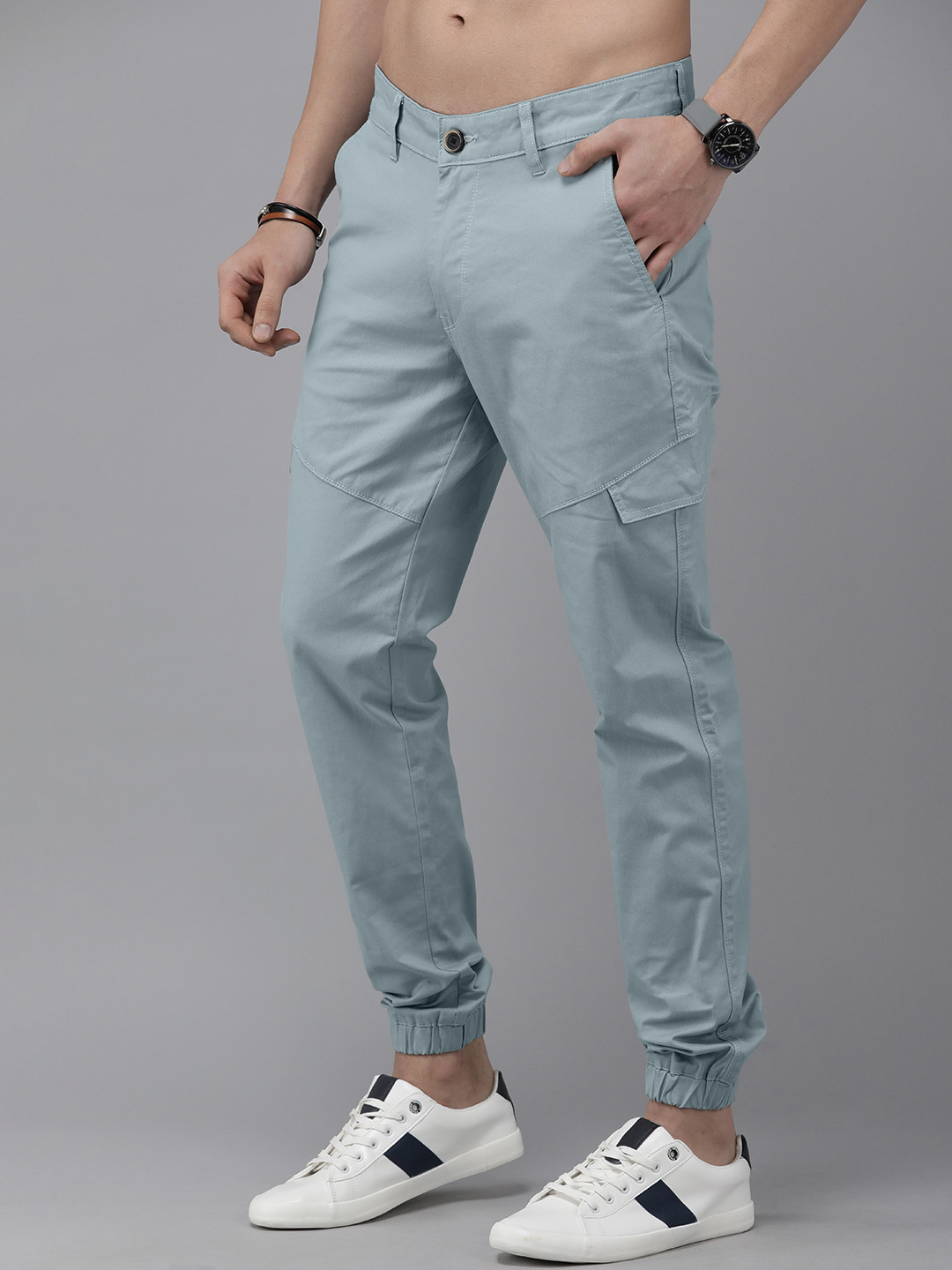 

The Roadster Lifestyle Co Men Grey Cargo Trousers