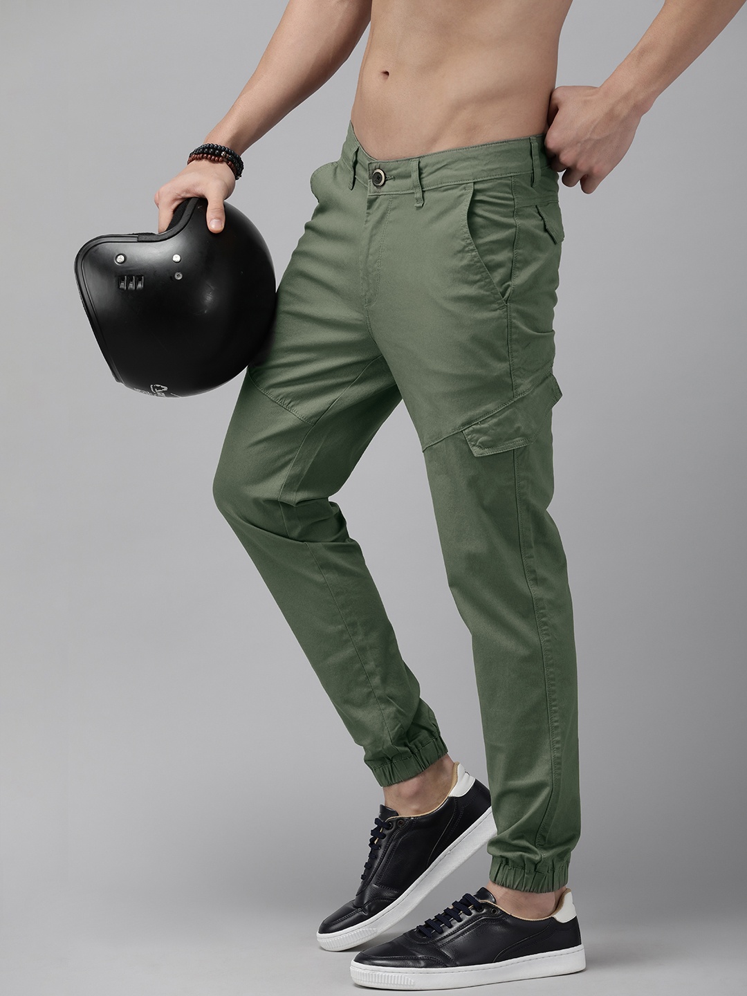 

The Roadster Lifestyle Co Men Olive Green Solid Mid-Rise Regular Fit Joggers Trousers