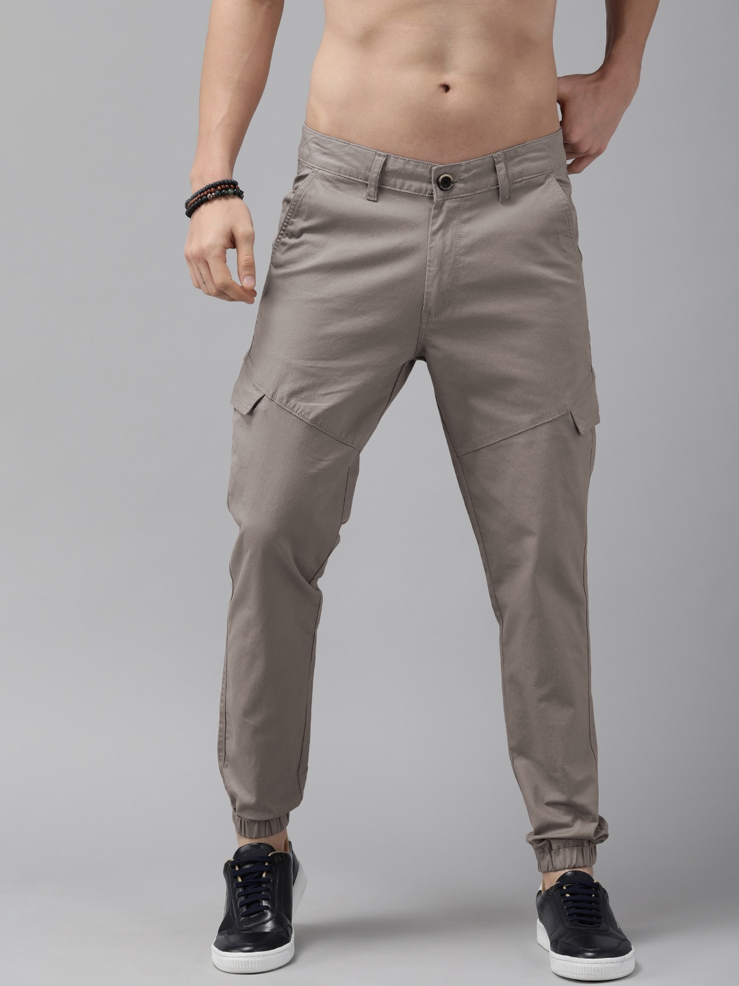 

The Roadster Lifestyle Co Men Grey Solid Mid-Rise Regular Fit Joggers Trousers