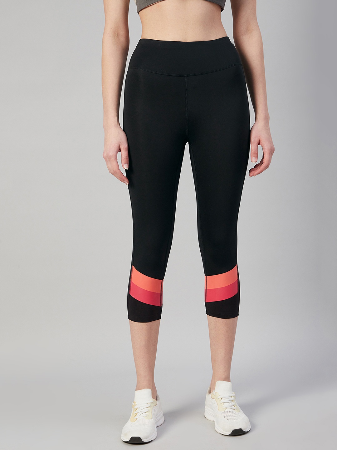 

Women Black Solid Cropped Leggings