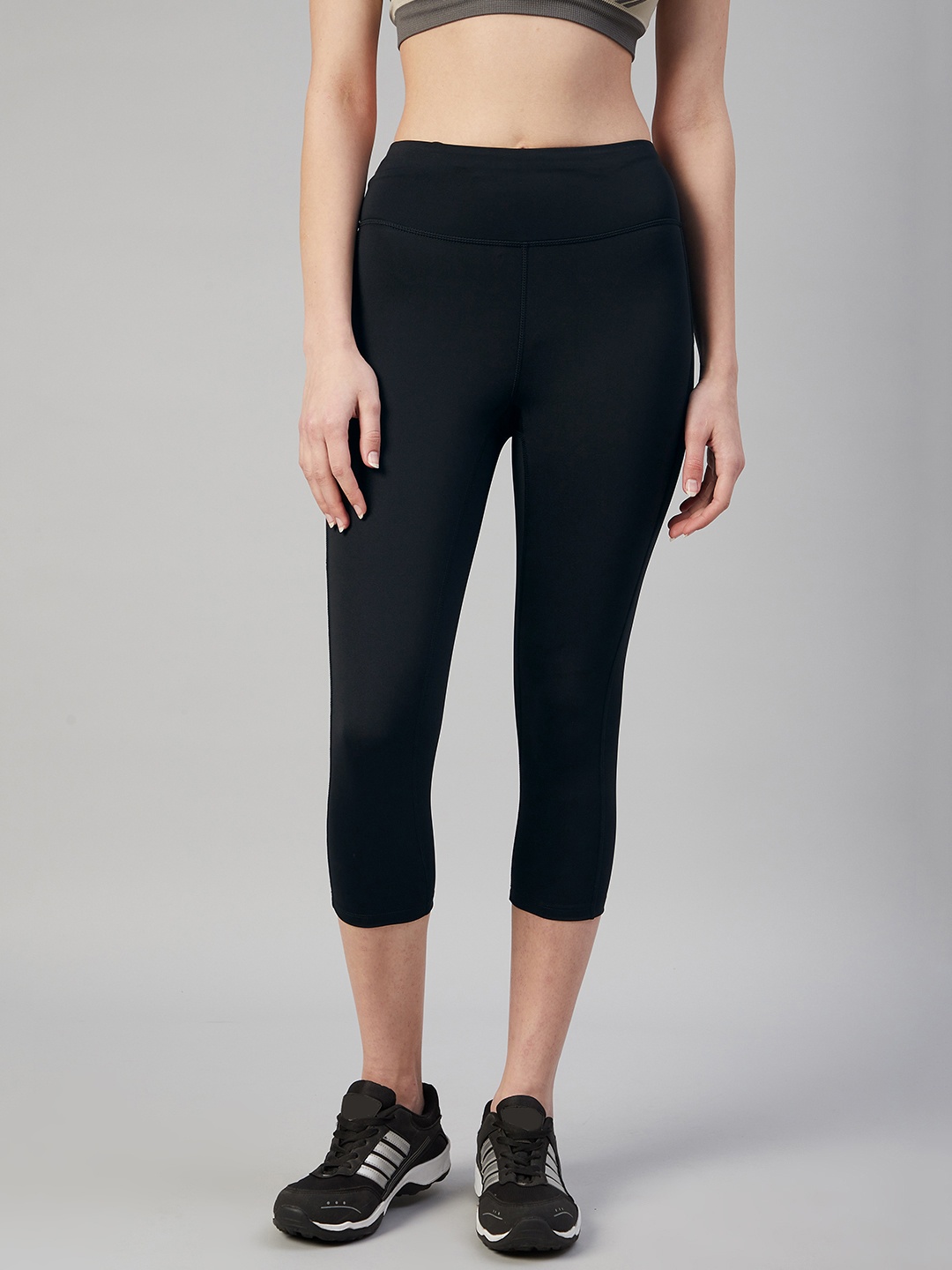 

Women Black Solid Cropped Leggings