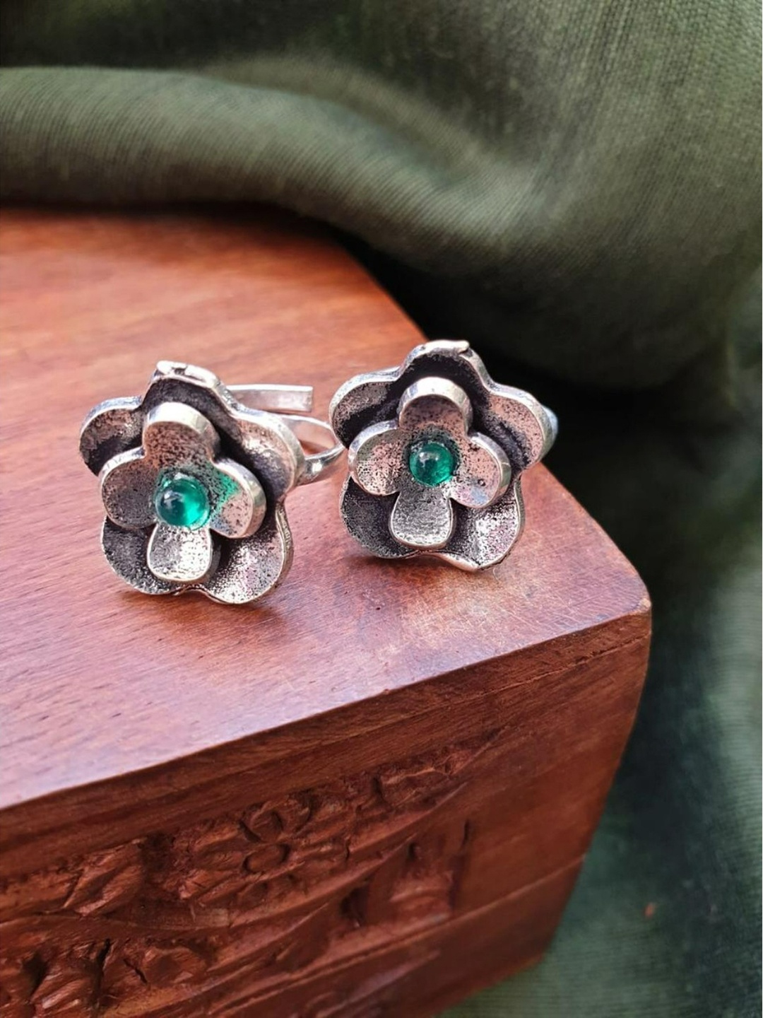 

FIROZA Oxidised Silver-Toned & Green Stone Studded Flower Toe Rings