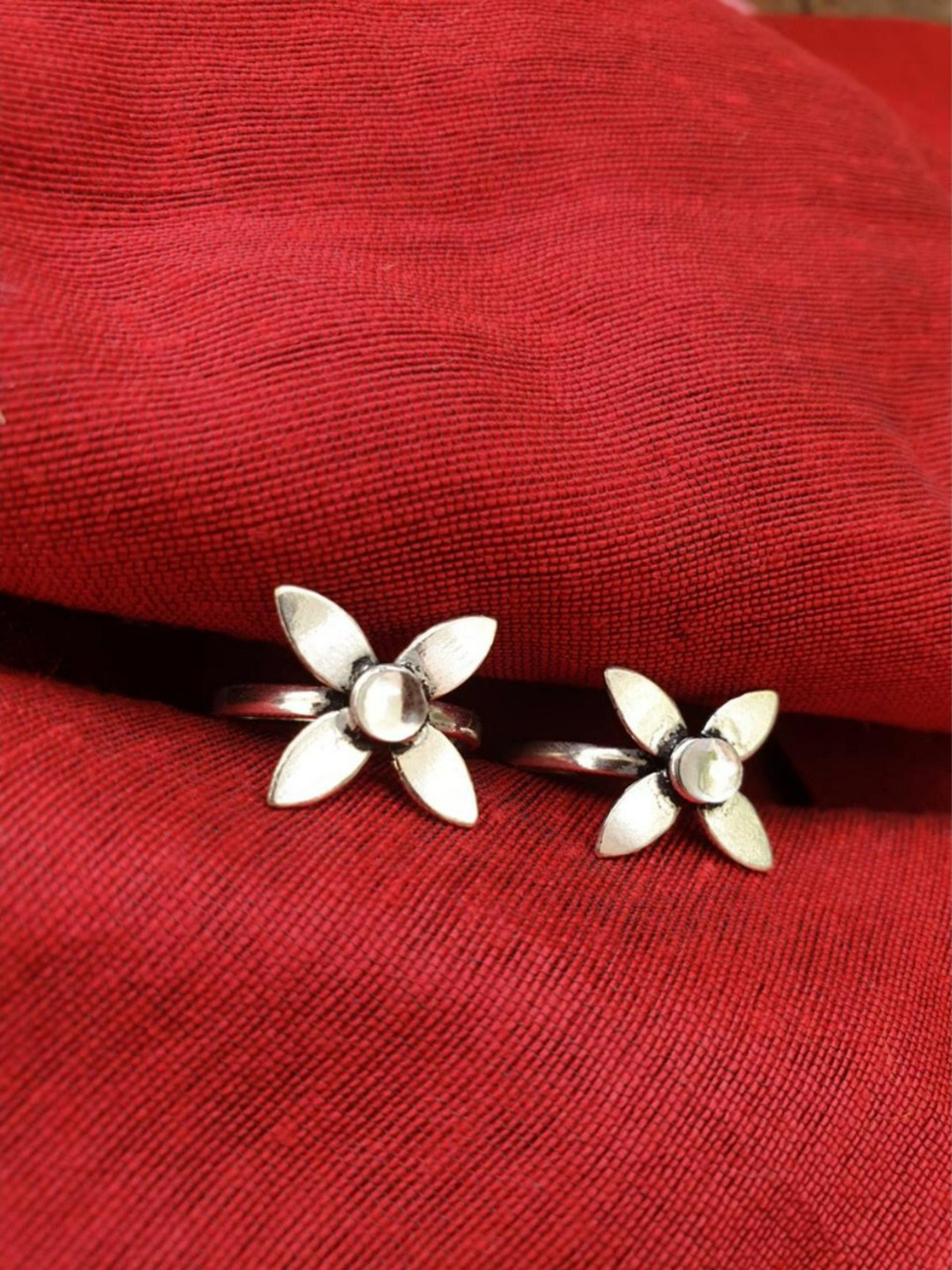 

FIROZA Oxidised Silver-Toned Four Petal Adjustable Toe Rings