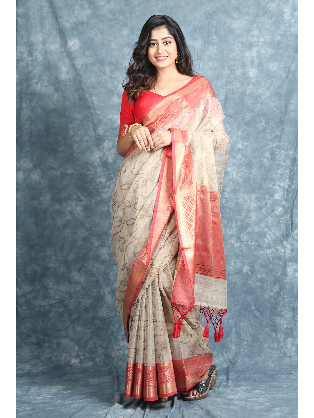 

Charukriti Beige & Gold-Toned Floral Woven Design Zari Tissue Saree