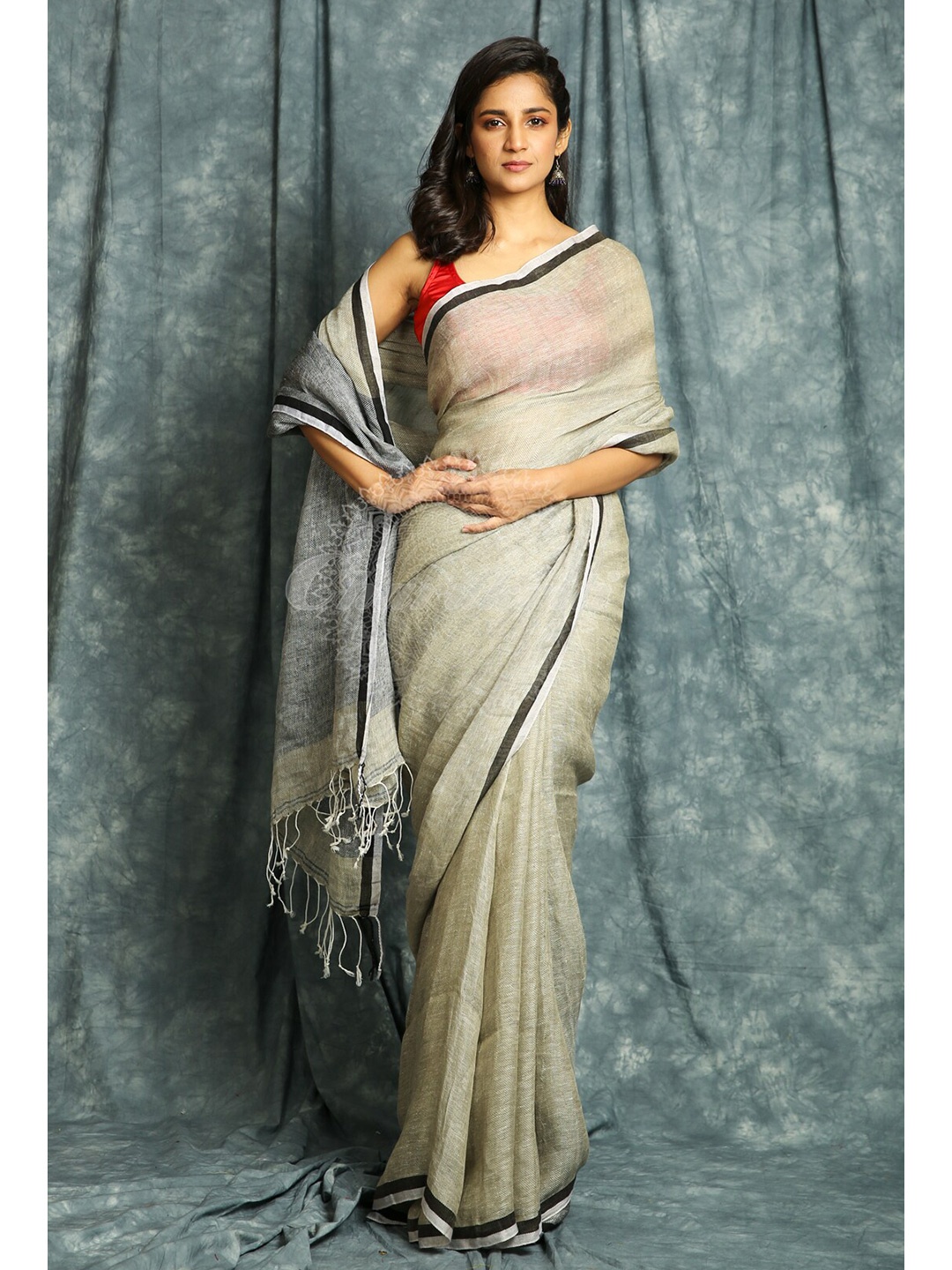 

Charukriti Women White & Grey Saree