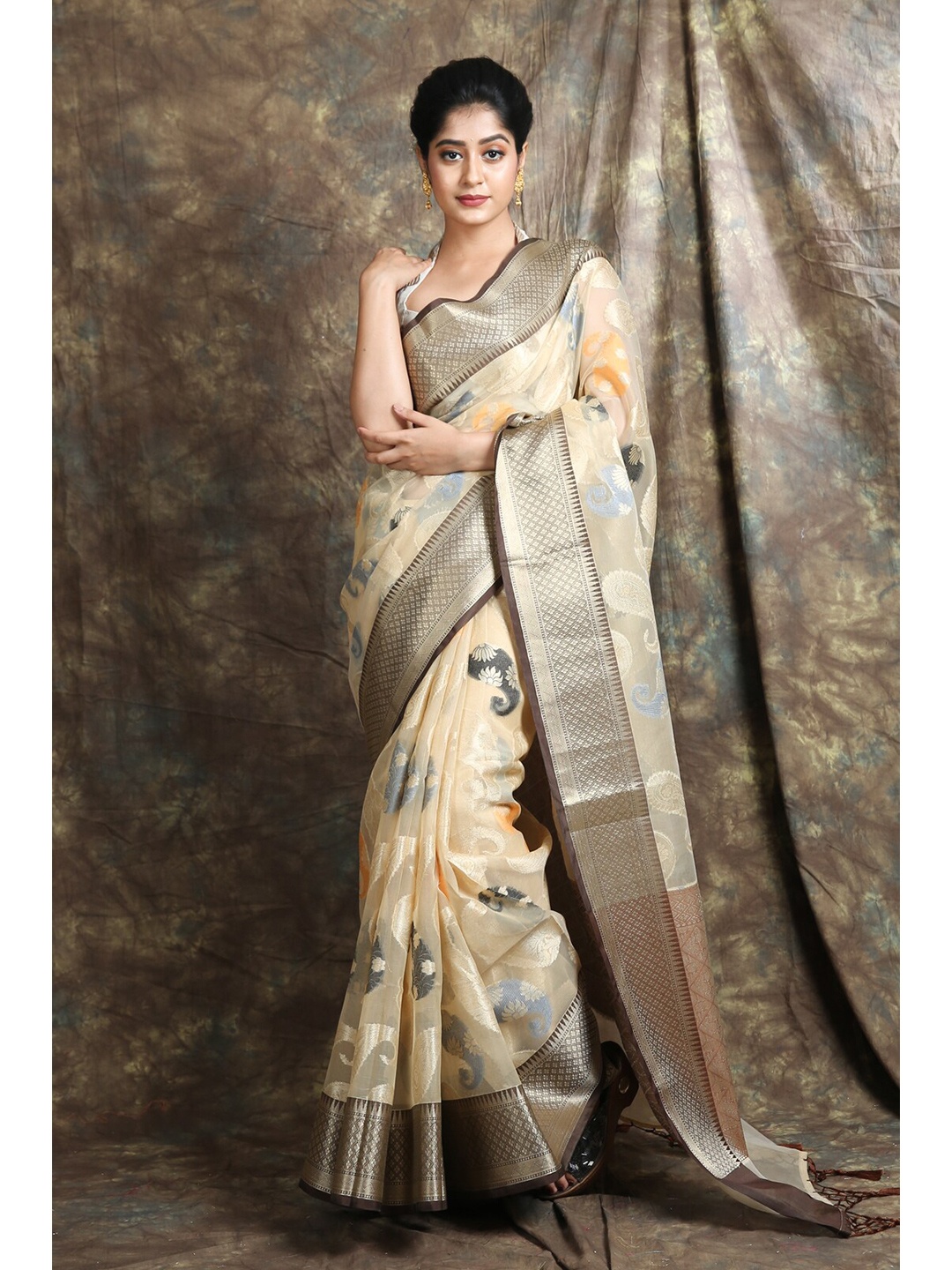 

Charukriti Cream-Coloured & Gold-Toned Paisley Zari Organza Saree
