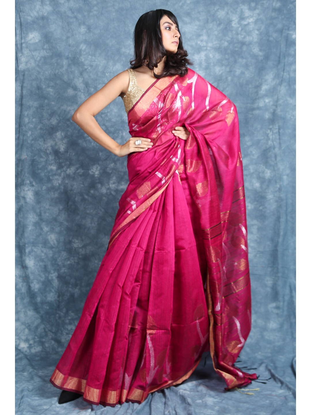 

Charukriti Pink & Gold-Toned Floral Zari Saree