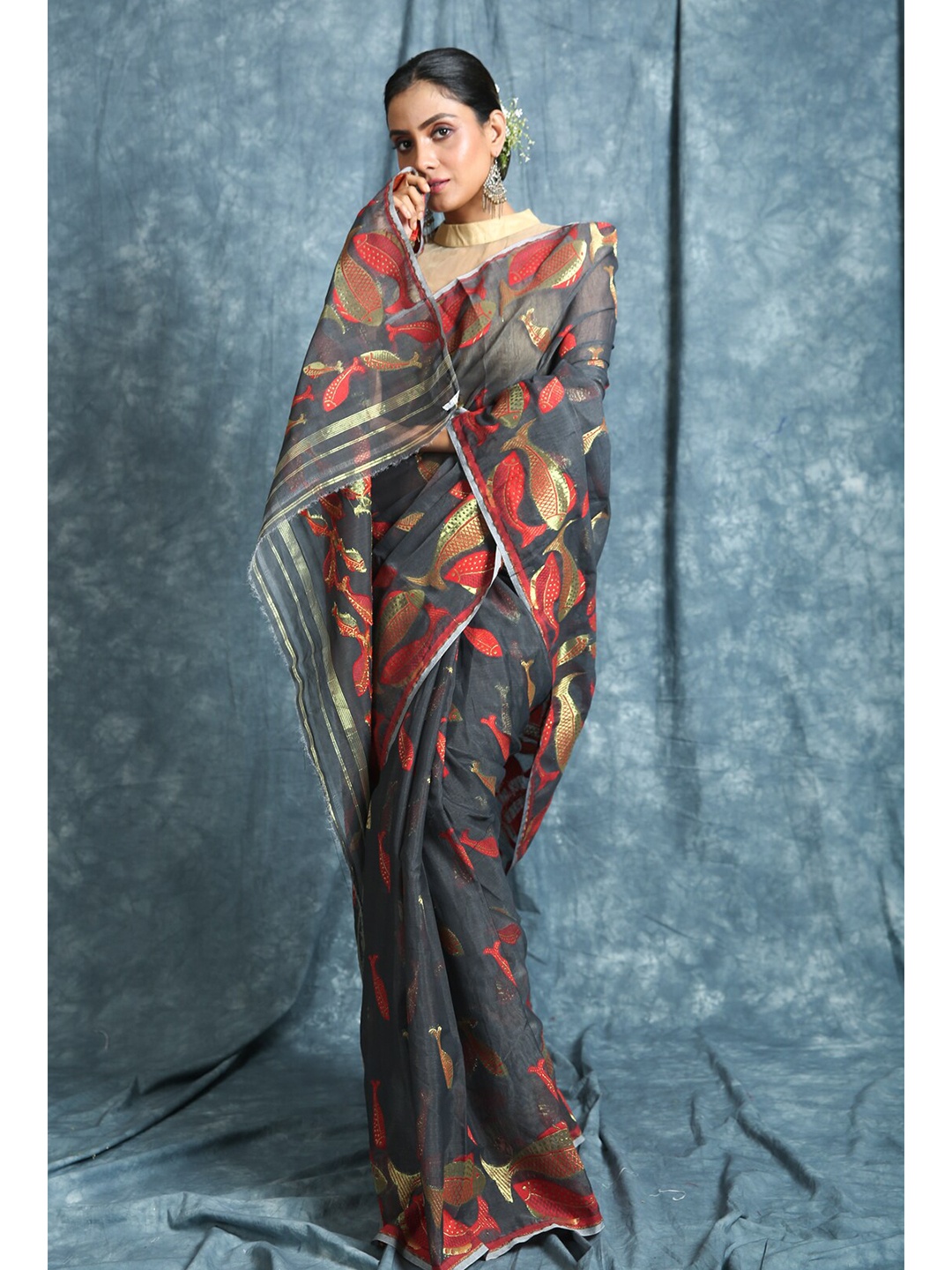 

Charukriti Grey & Red Ethnic Motifs Zari Silk Cotton Jamdani Saree