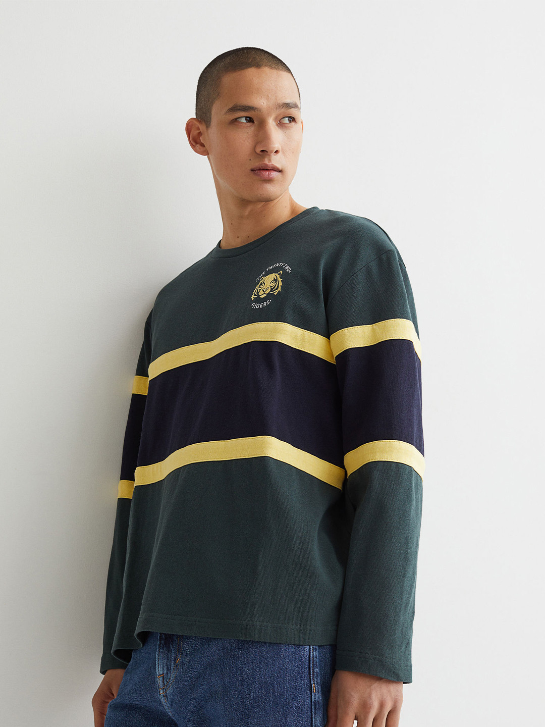 

H&M Men Green & Navy Blue Colourblocked Cotton Jersey Embroidered-Detail Top