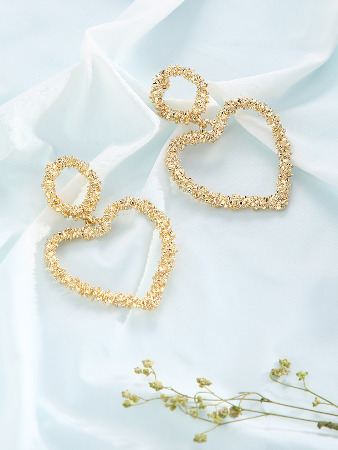 

justpeachy Gold-Toned Heart Shaped Hoop Earrings