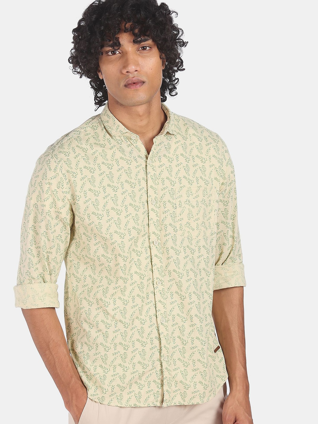 

Cherokee Men Beige & Green Tropical Printed Cutaway Collar Pure Cotton Casual Shirt