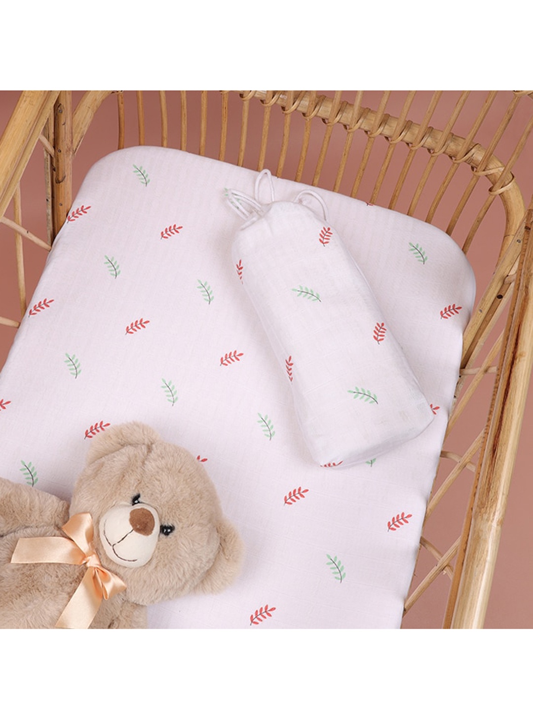 

KICKS & CRAWL Unisex Kids White & Peach Printed Organic Crib Sheet