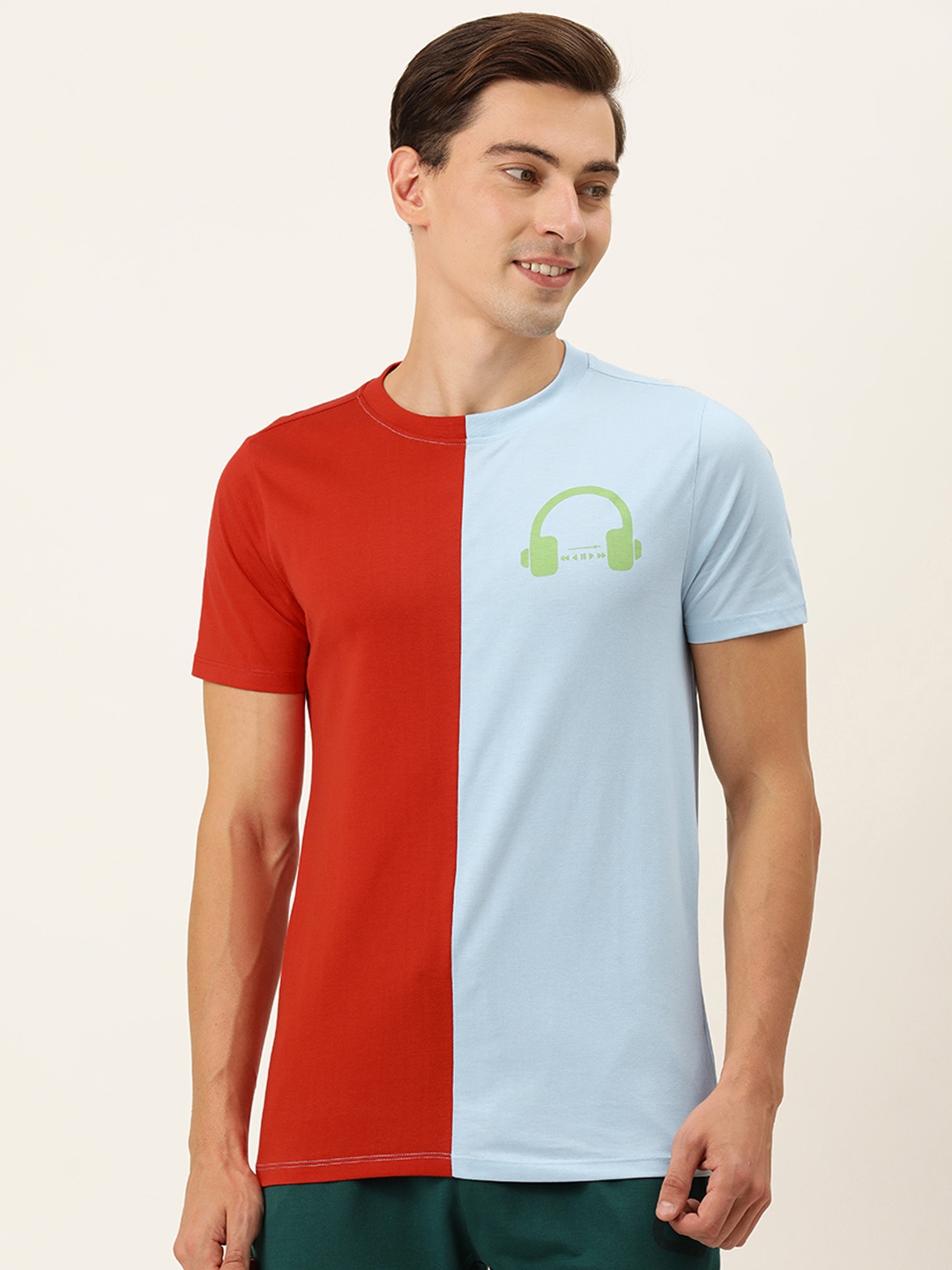 

FOREVER 21 Men Red & Blue Colourblocked T-shirt