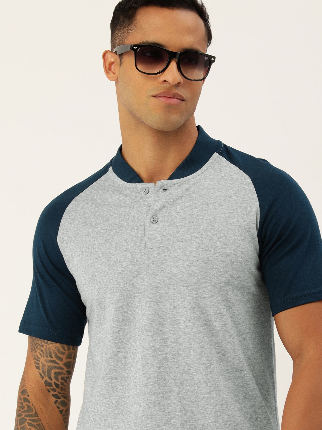 

FOREVER 21 Men Grey Henley Neck T-shirt with Navy Blue Contrast Sleeves