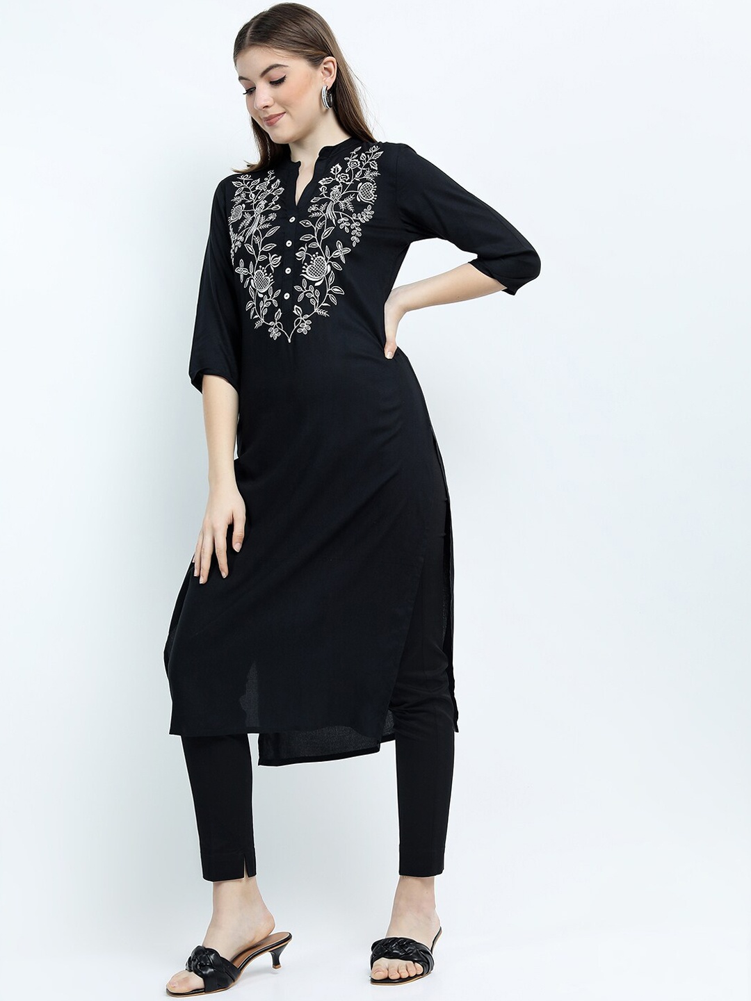 

Vishudh Women Black & White Floral Embroidered Thread Work Kurta