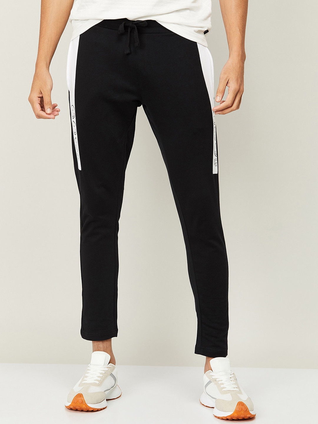 

SmileyWorld Men Black Solid Cotton Track Pant